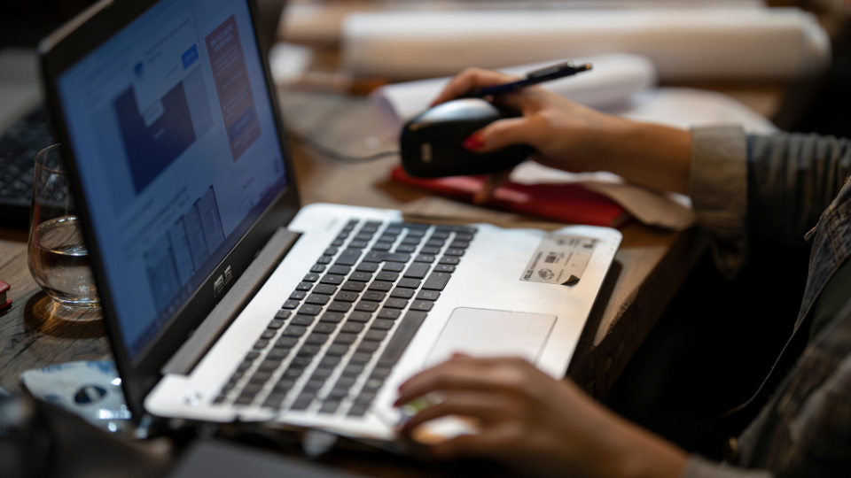 An underwriter works on a laptop using Desktop Underwriter software